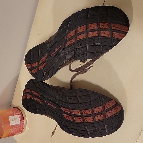 Mens Eddie Bauer suede chukka boot in size 10. The color is a dark greige. - Picture 4 of 6